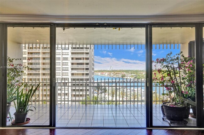 Building Photo - 3 Grove Isle Dr
