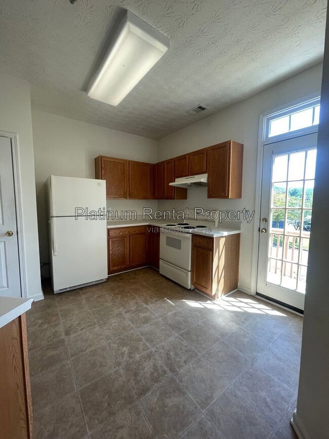 Building Photo - 244 Village Square Dr