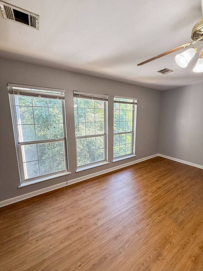 Building Photo - 4-Bed, 2-Bath at Tillman Place! $350/Per B...