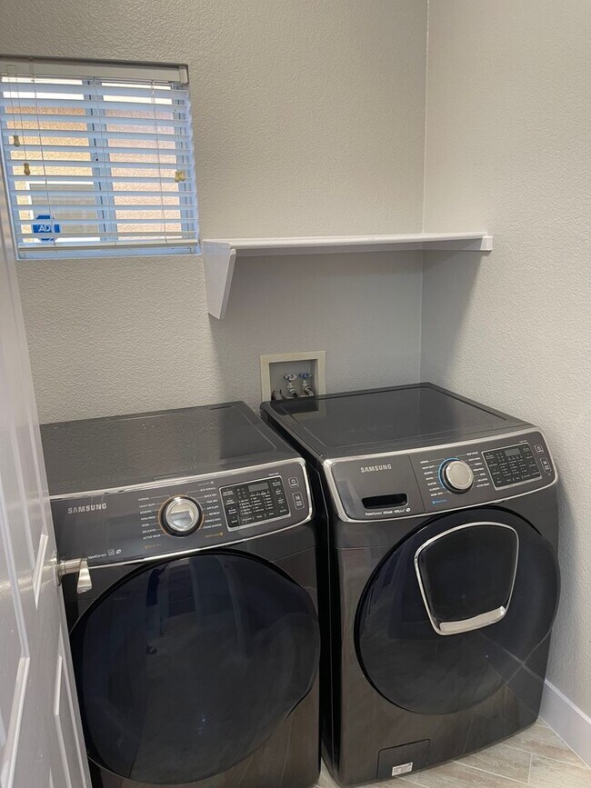 Building Photo - **GORGEOUSLY REMODELED & CLEAN!!  3BD-2 1/2BA HOME IN SILVERADO RANCH !!  *** ONLY $2,190 ***