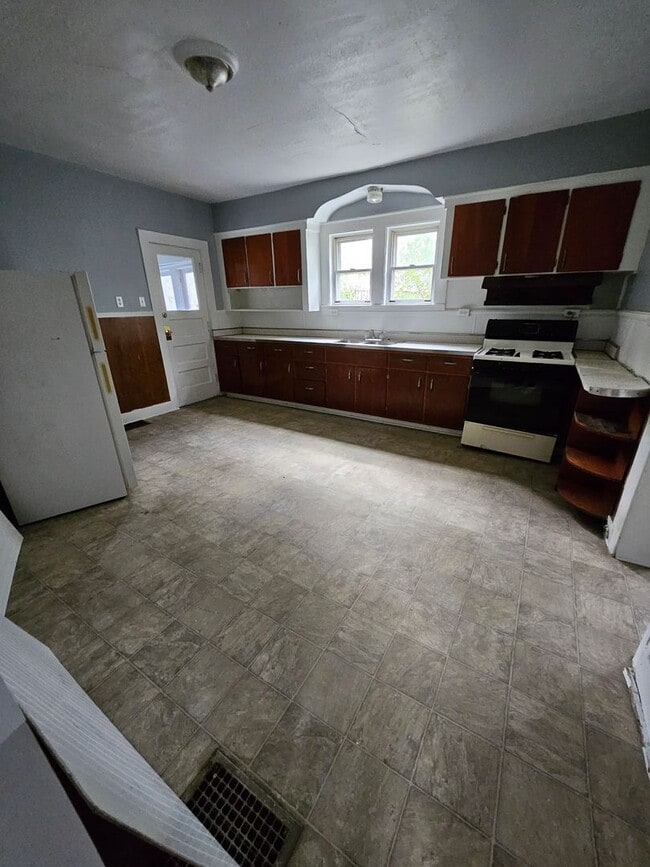 Building Photo - Lower 2 bedroom unit ALL UTILITIES INCLUDED