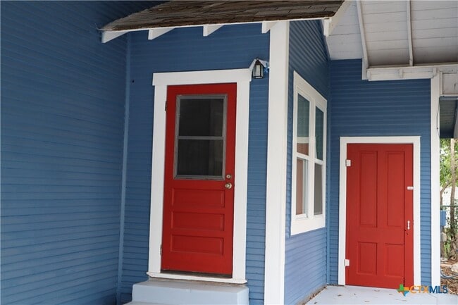 Building Photo - 613 N Cherry St