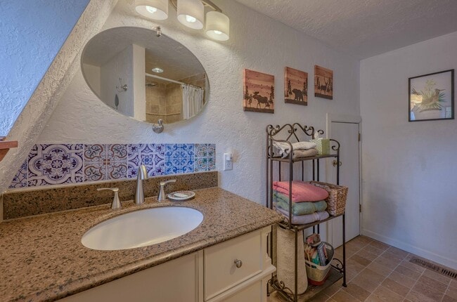 Building Photo - 104 Meadowood
