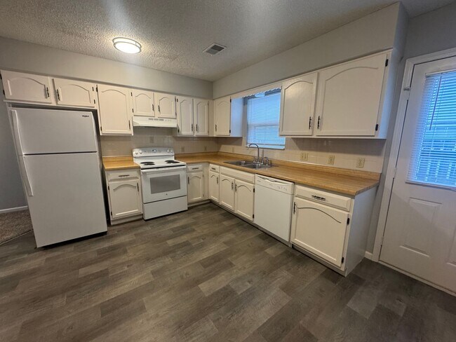 Building Photo - 2BR 1BA Triplex • Private Backyard in Downtown Smithville