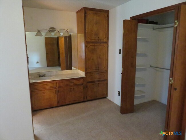 Building Photo - 139 Lone Oak St