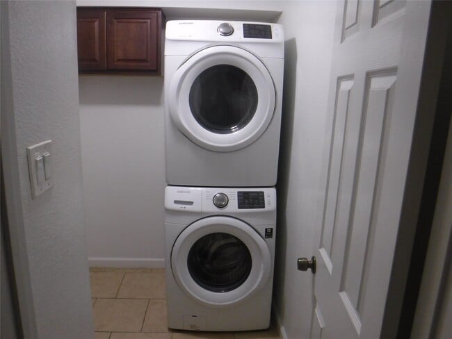 Building Photo - 10110 Westview Dr