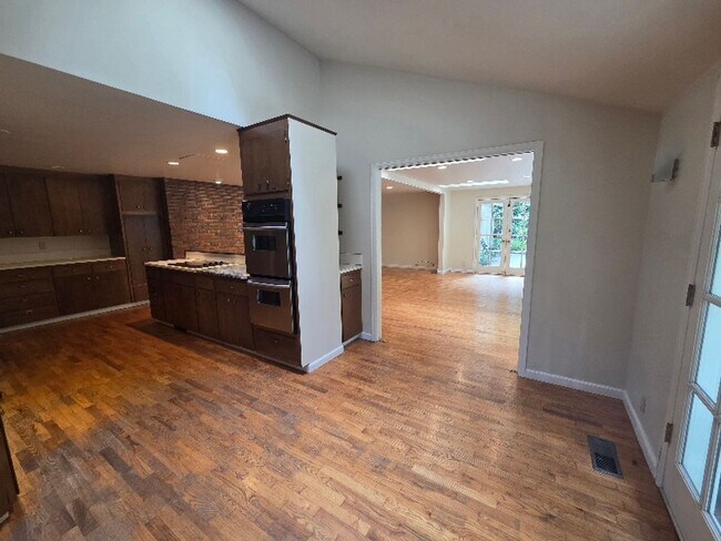 Building Photo - Private 4 Bedroom / 2.5 Bath Bridle Trails Acerage Property
