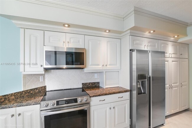 Building Photo - 16425 Collins Ave