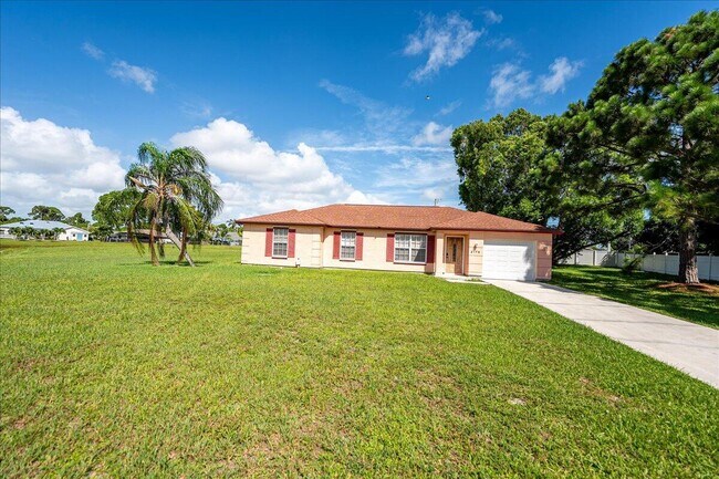 Building Photo - 2175 SE Heathwood Cir