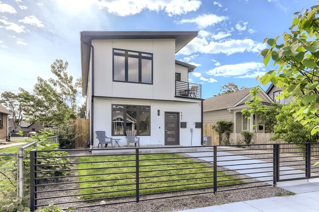 Building Photo - Exquisite Lincoln Park townhouse near 10th...