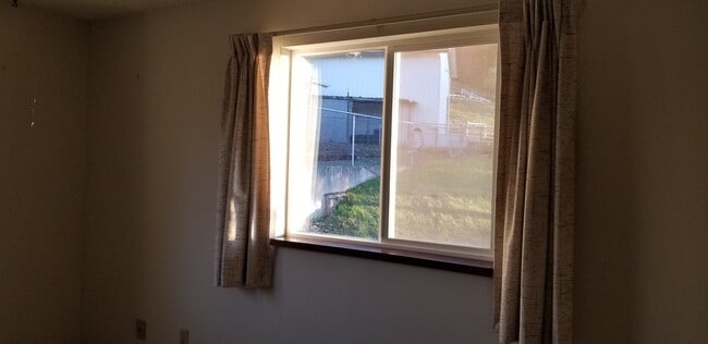 Building Photo - 3 bedroom, 2 bathroom home in well established neighborhood.