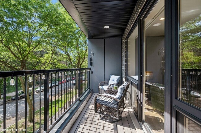 Building Photo - 4932 N Kenmore Ave