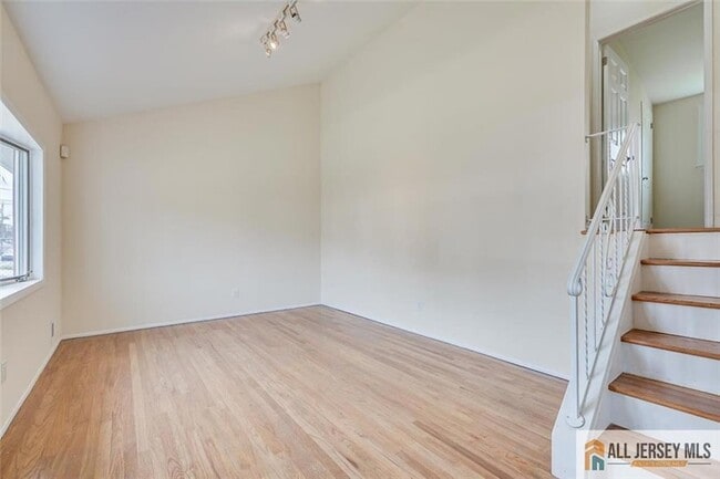Building Photo - 42 S Hyde Ave