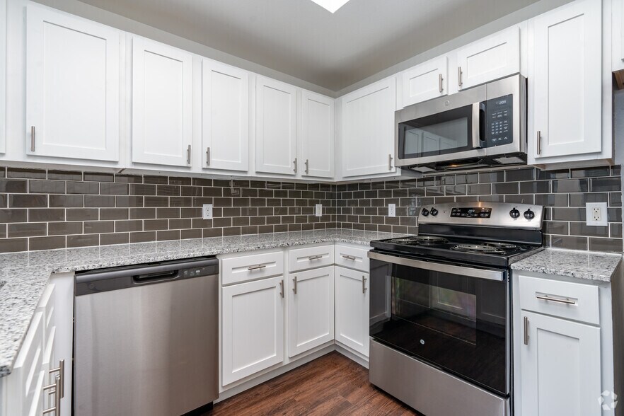 2BR, 2BA - 1,098SF - Kitchen - The Henderson