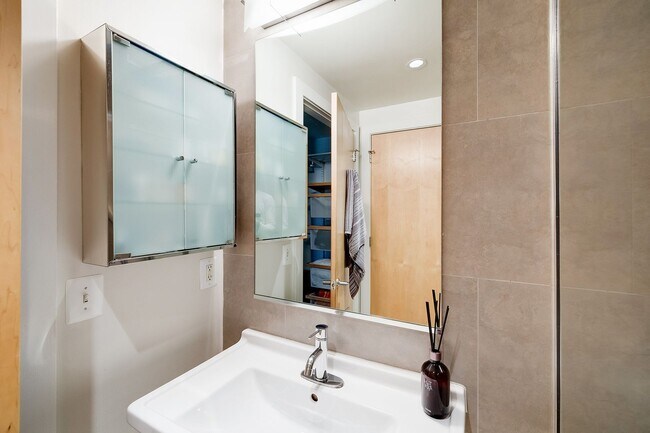 Building Photo - Move-in Ready 1BR 1BA at the Alta is a Min...