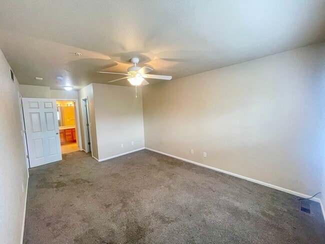 Building Photo - Amazing 3 bed, 3.5 bath Condo in Rigden Farm!