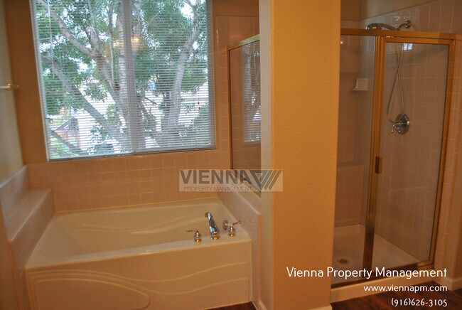 Building Photo - Beautiful 4 Bedroom + Study in Desirable Neighborhood