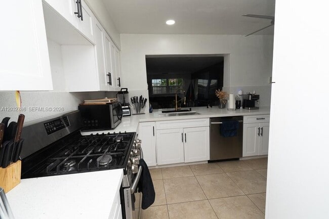 Building Photo - 5941 NW 14th Ct