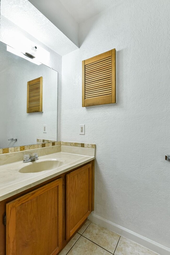 Building Photo - 1128 Royal Crest Dr