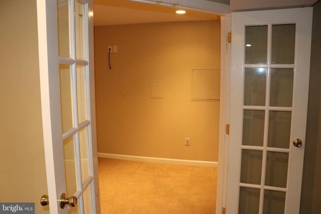 Building Photo - 323 Country Club Dr