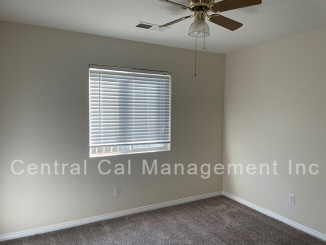 Building Photo - 5 Bedroom, 2 Bath Home in Desired Northwest - $2895 Per Month!