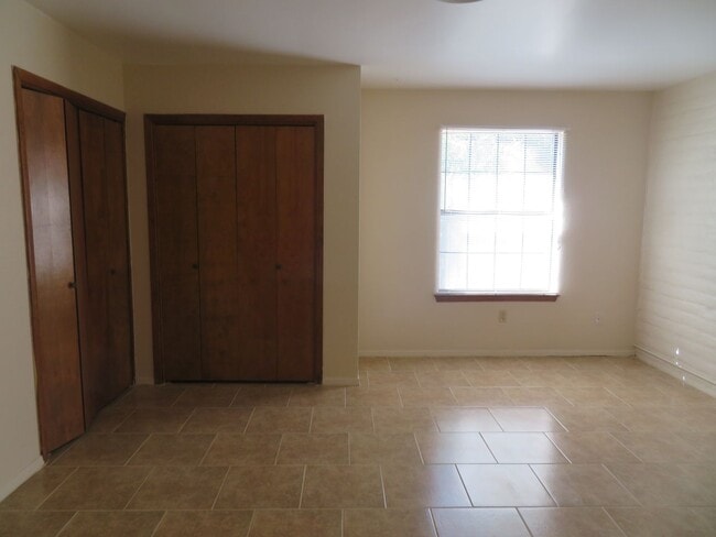 Building Photo - 2 Bedroom 2 Bath Townhouse Available for Rent