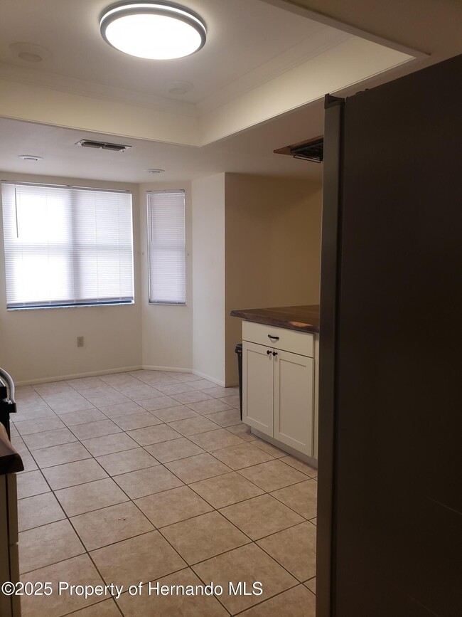 Building Photo - 7431 Flyway Dr
