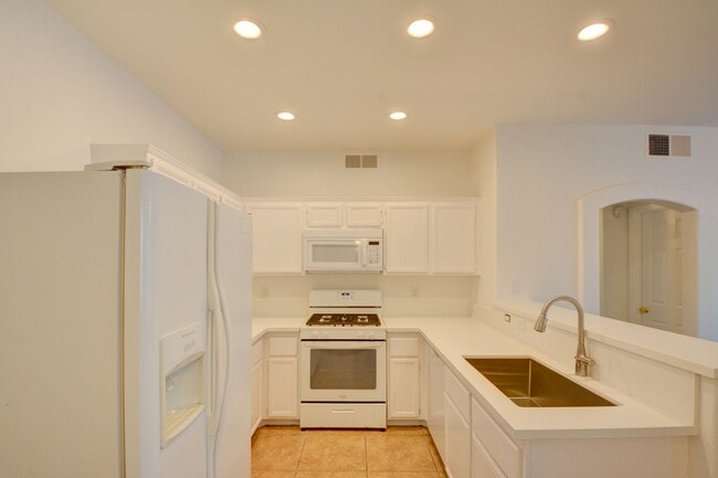 Building Photo - Beautiful 1 BR 1 Bath condo in Green Valle...