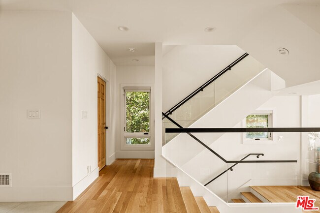 Building Photo - 3807 Vía Dolce