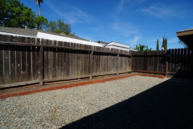 Building Photo - Charming 2 Bedroom, 1 Bathroom Home in Cit...
