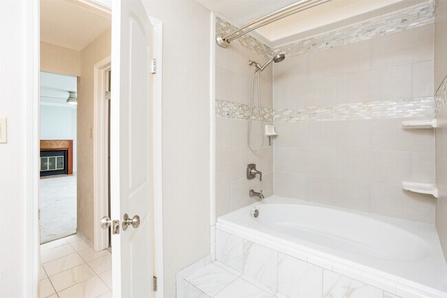 Building Photo - 9800 Pagewood Ln