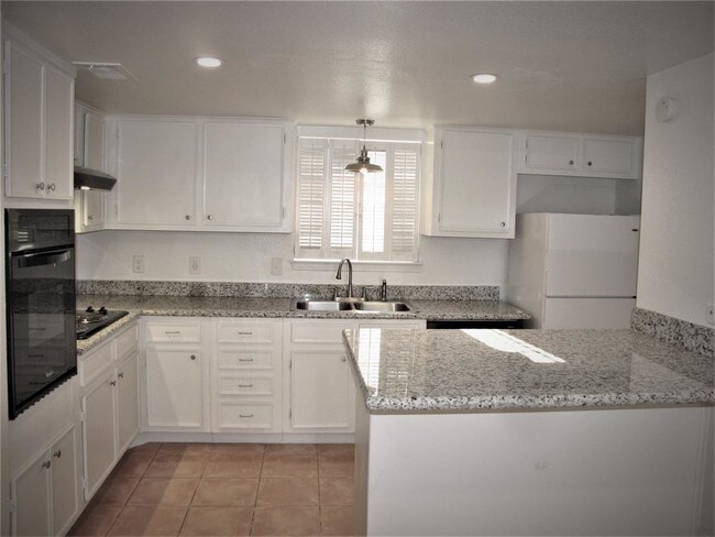 Building Photo - 5637 Dolores St