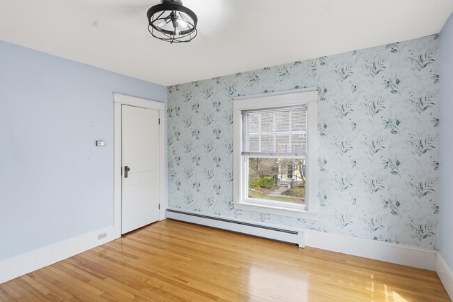 Building Photo - 198 Linden St