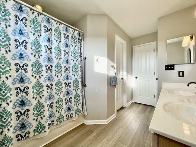 Building Photo - Ready 07-07-25!! Fantastic 4-Bedroom Home ...