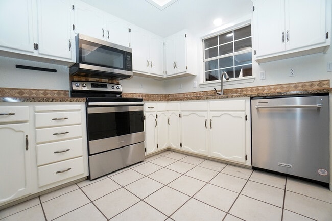 Building Photo - 2569 Camden Ln