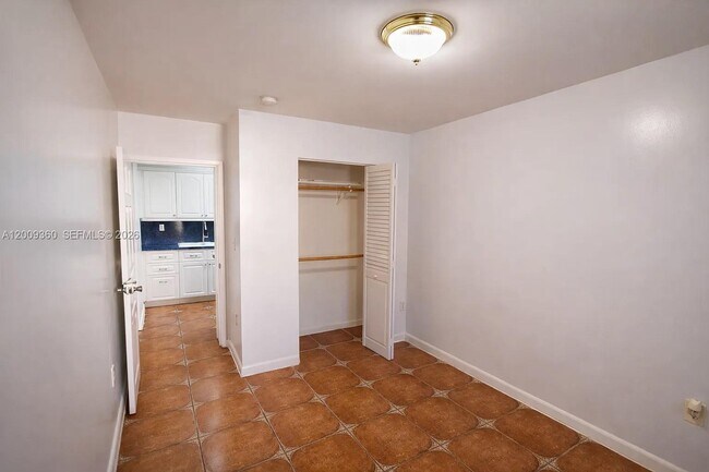 Building Photo - 2544 SW 20th St