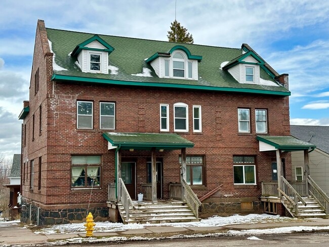 Building Photo - 1532 E Superior St