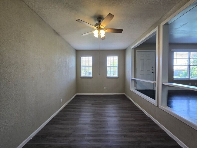 Building Photo - 208 W Anderson Ave