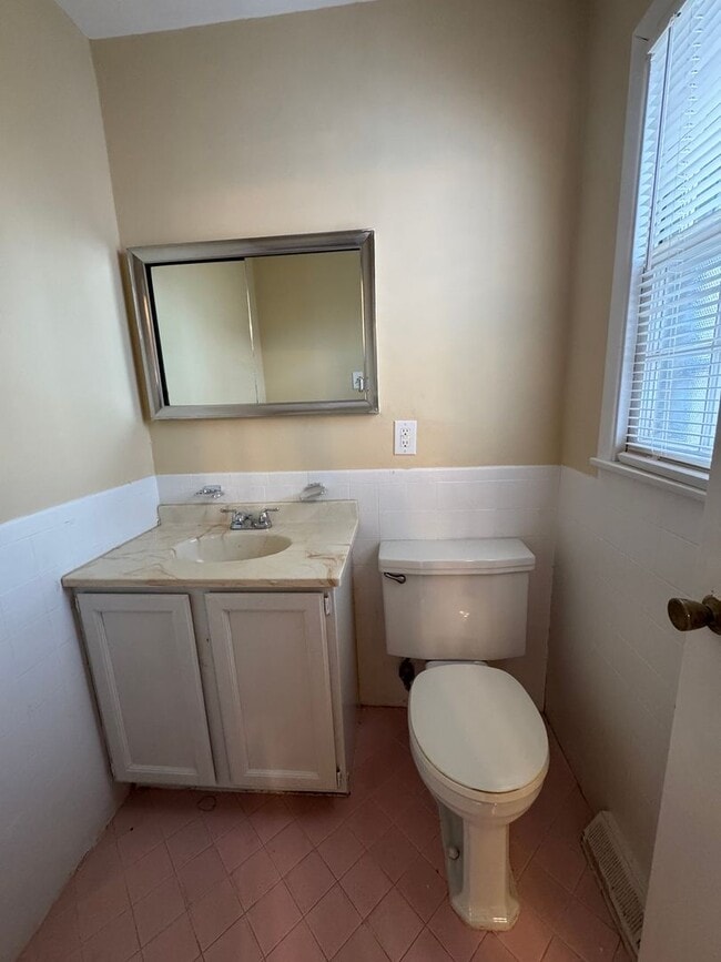 Building Photo - Spacious 1/2 Duplex in Great Waldo Area