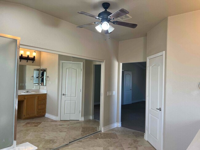 Building Photo - 205 Valare St