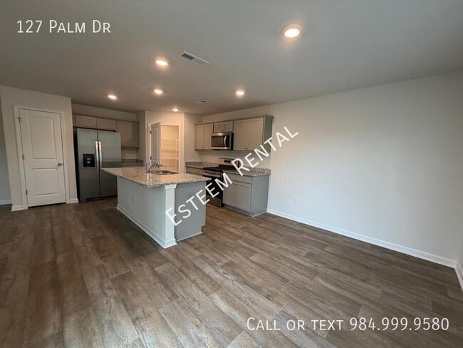 Building Photo - 127 Palm Dr
