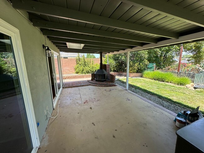 Building Photo - Centrally Located 3 Bedroom, 1.5 La Mesa H...