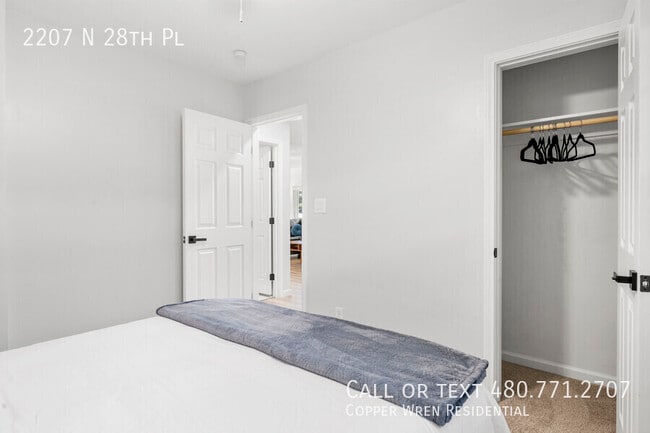 Building Photo - 2207 N 28th Pl