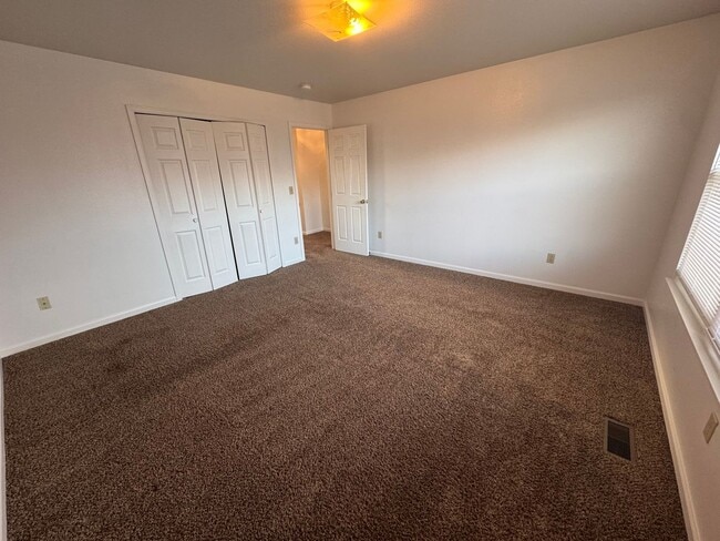 Building Photo - 498-498 W Bellflower Dr