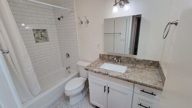 Building Photo - Beautifully renovated 4bd/2ba home in Bay Ho!