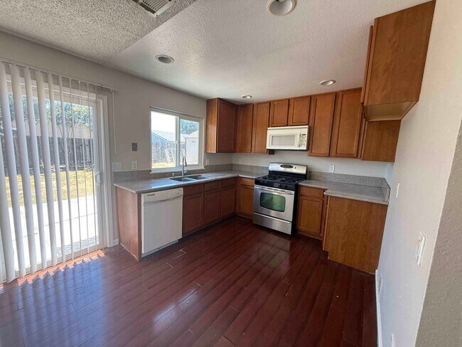 Building Photo - Single Story 4 Bedroom