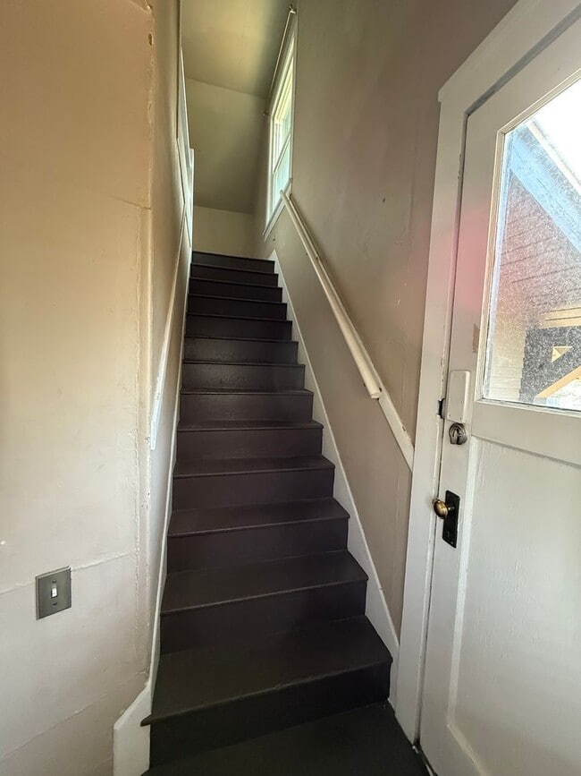 Building Photo - Vintage Victorian-Style Home | 3 Bed | 2 B...