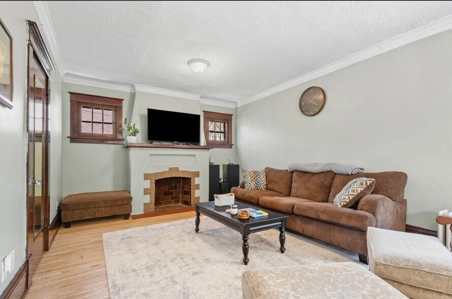 Living Room - 319 Earl St