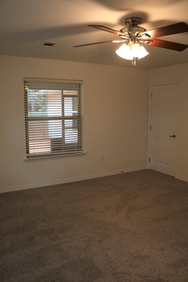 Building Photo - 8202 Pamplona St