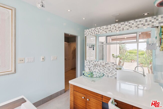 Building Photo - 7122 Dume Dr